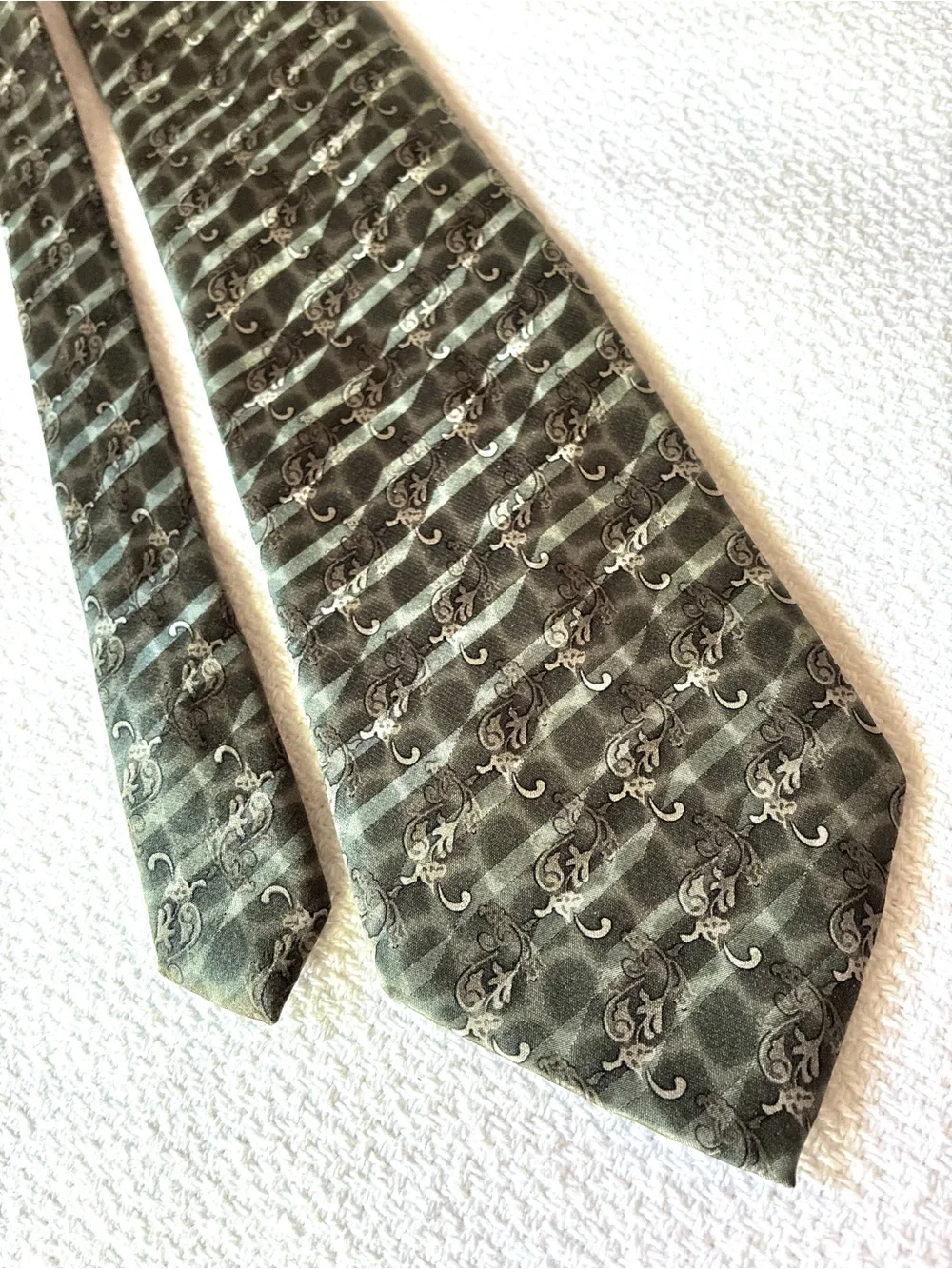 Carlos Devenezia Men’s 100% Silk Tie Handmade Italy Paisley Stripe 60” x 4”